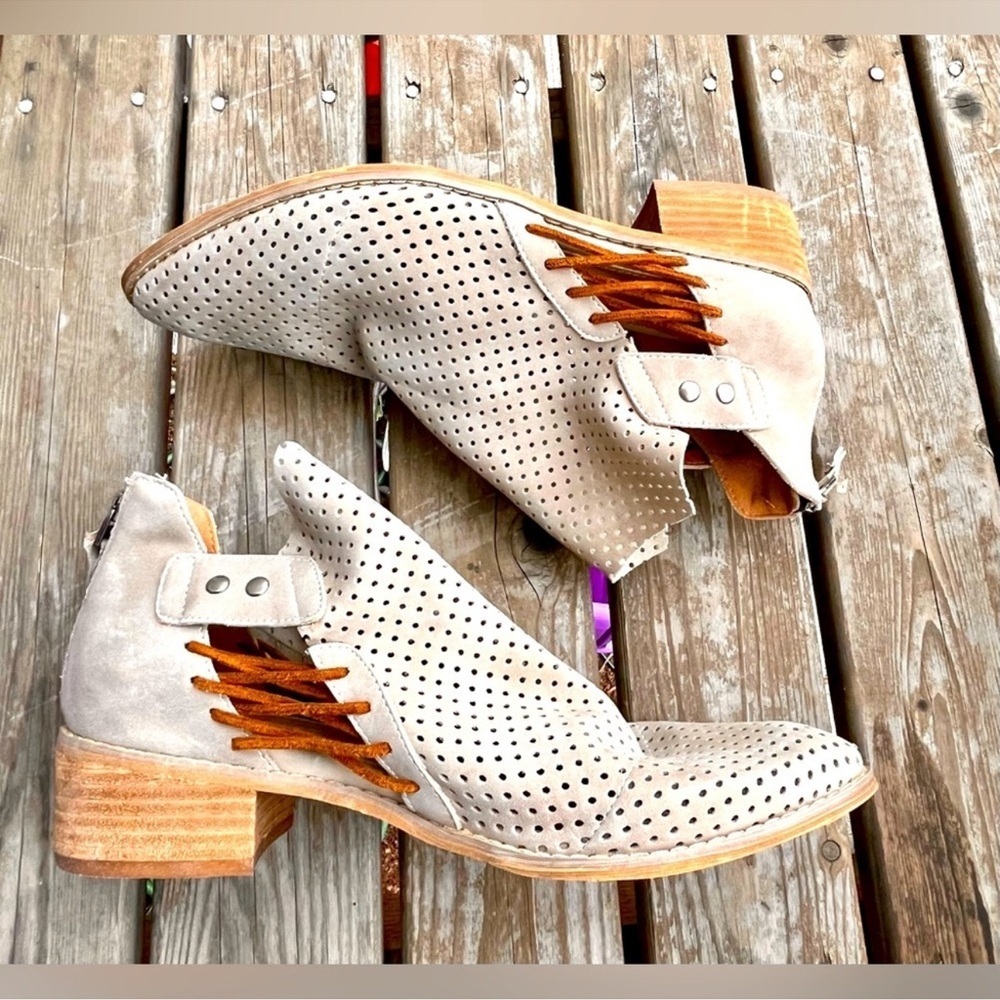 Mi.iM Ariel Leather Heeled Ankle Booties with Stacked Heel Zip Back in Taupe, 10